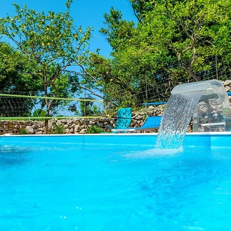 Losinj Haus With Pool بيت للعطل