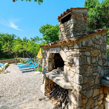 Losinj Haus With Pool بيت للعطل