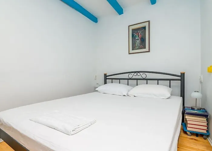 Losinj Haus With Pool Lussingrande